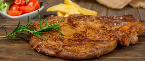 アビラの名物料理、仔牛のステーキ アビラの名物料理、仔牛のステーキ
