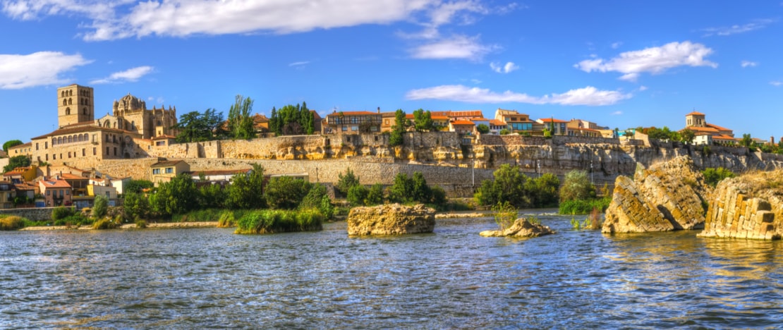 Widok na rzekę Duero przepływającą przez miasto Zamora w Kastylii i Leónie Widok na rzekę Duero przepływającą przez miasto Zamora w Kastylii i Leónie