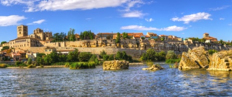 Widok na rzekę Duero przepływającą przez miasto Zamora w Kastylii i Leónie Widok na rzekę Duero przepływającą przez miasto Zamora w Kastylii i Leónie