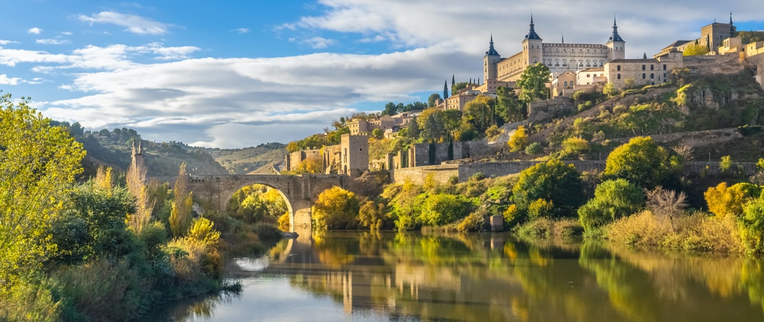 Widok na rzekę Tag i Alcazar w Toledo, Kastylia-La Mancha Widok na rzekę Tag i Alcazar w Toledo, Kastylia-La Mancha