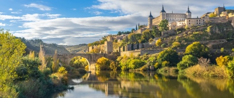 Widok na rzekę Tag i Alcazar w Toledo, Kastylia-La Mancha Widok na rzekę Tag i Alcazar w Toledo, Kastylia-La Mancha