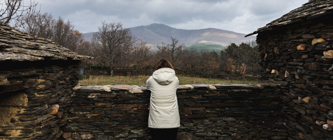 Donna che contempla il paesaggio nei villaggi neri a Guadalajara, Castiglia-La Mancia Donna che contempla il paesaggio nei villaggi neri a Guadalajara, Castiglia-La Mancia