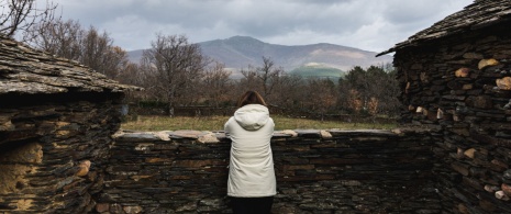 Donna che contempla il paesaggio nei villaggi neri a Guadalajara, Castiglia-La Mancia Donna che contempla il paesaggio nei villaggi neri a Guadalajara, Castiglia-La Mancia