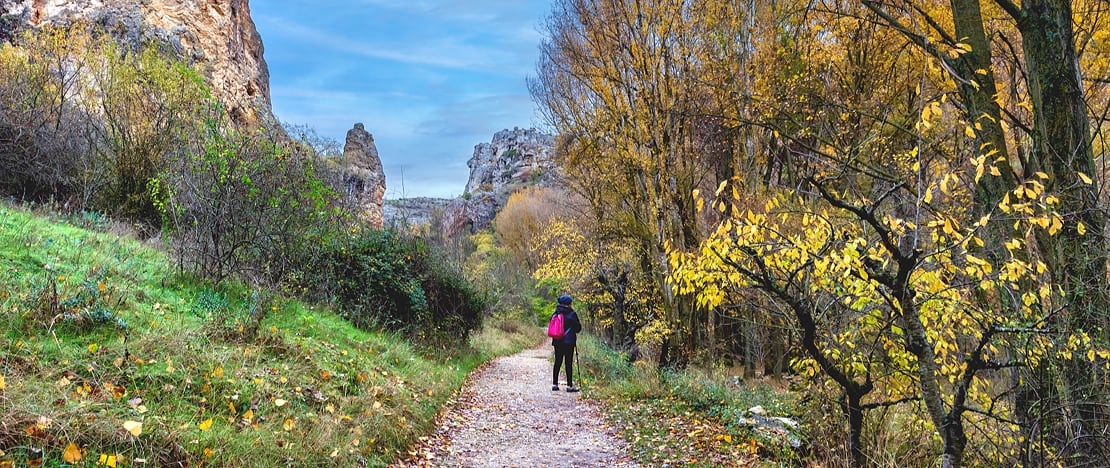 Persona caminando por el Parque Natural del Barranco del Río Dulce en Guadalajara, Castilla-La Mancha Persona caminando por el Parque Natural del Barranco del Río Dulce en Guadalajara, Castilla-La Mancha