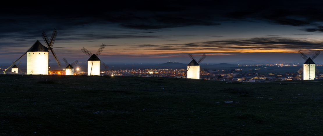 Vista nocturna de los molinos de Campo de Criptana en Ciudad Real, Castilla-La Mancha