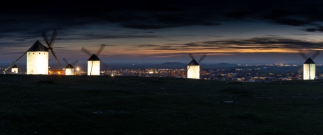 Vista nocturna de los molinos de Campo de Criptana en Ciudad Real, Castilla-La Mancha Vista nocturna de los molinos de Campo de Criptana en Ciudad Real, Castilla-La Mancha