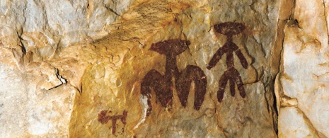 Schematic drawing of a man and a woman in the caves of Fuencaliente and Villar del Humo, Ciudad Real Schematic drawing of a man and a woman in the caves of Fuencaliente and Villar del Humo, Ciudad Real