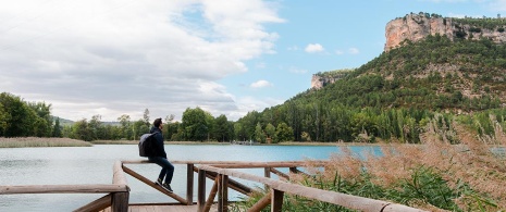 Un touriste dans la lagune d’Uña, Cuenca Un touriste dans la lagune d’Uña, Cuenca