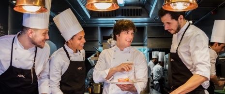 Jordi Cruz e sua equipe do restaurante ABaC Barcelona, Catalunha Jordi Cruz e sua equipe do restaurante ABaC Barcelona, Catalunha