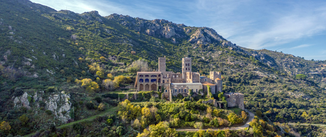 Abbaye romane Sant Pedro de Roda à El Port de la Selva dans la province de Gérone, Catalogne Abbaye romane Sant Pedro de Roda à El Port de la Selva dans la province de Gérone, Catalogne