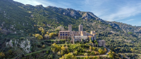 Abbaye romane Sant Pedro de Roda à El Port de la Selva dans la province de Gérone, Catalogne Abbaye romane Sant Pedro de Roda à El Port de la Selva dans la province de Gérone, Catalogne