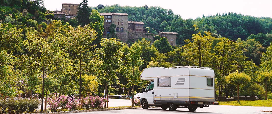 Motorhome estacionado na região de Rupit, Catalunha Motorhome estacionado na região de Rupit, Catalunha