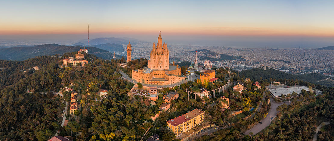Vedute dal monte Tibidabo con Barcellona sullo sfondo Vedute dal monte Tibidabo con Barcellona sullo sfondo