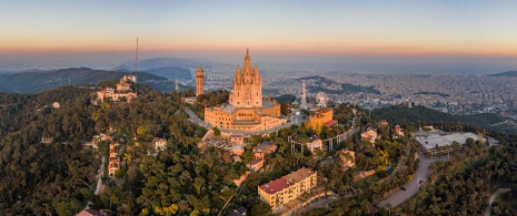 Vedute dal monte Tibidabo con Barcellona sullo sfondo Vedute dal monte Tibidabo con Barcellona sullo sfondo