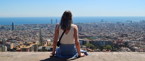 Turista mentre contempla le vedute di Barcellona dai bunker de Carmel Turista mentre contempla le vedute di Barcellona dai bunker de Carmel