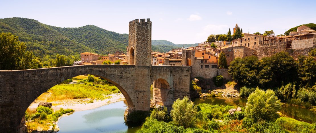 Vista del puente mediaval sobre el río Fluvia en Besalú, provincia de Girona. Vista del puente mediaval sobre el río Fluvia en Besalú, provincia de Girona.