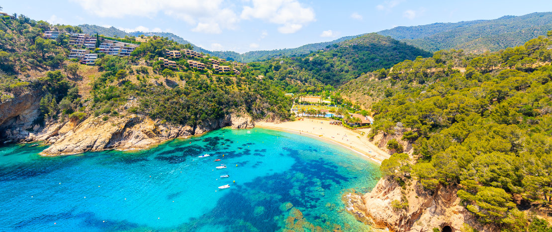 Vue de Cala Giverola à Tossa de Mar dans la province de Gérone, Catalogne Vue de Cala Giverola à Tossa de Mar dans la province de Gérone, Catalogne
