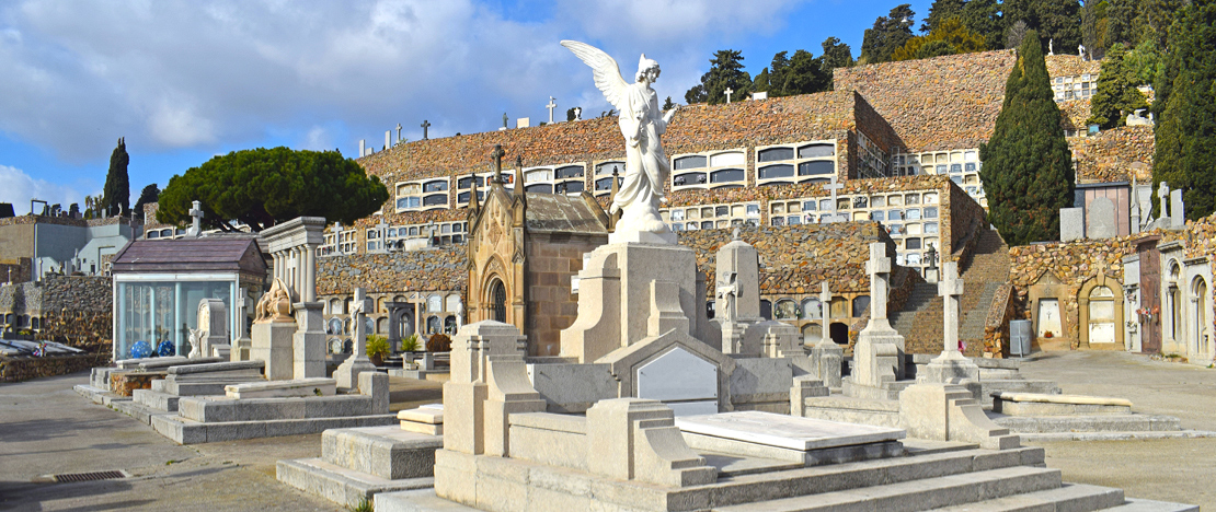 Complexos funerários no cemitério de Montjuïc, em Barcelona, Catalunha Complexos funerários no cemitério de Montjuïc, em Barcelona, Catalunha