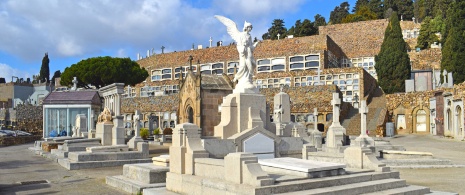 Complexos funerários no cemitério de Montjuïc, em Barcelona, Catalunha Complexos funerários no cemitério de Montjuïc, em Barcelona, Catalunha