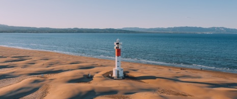 Blick auf den Leuchtturm von El Fangar im Ebro-Delta in Tarragona, Katalonien Blick auf den Leuchtturm von El Fangar im Ebro-Delta in Tarragona, Katalonien