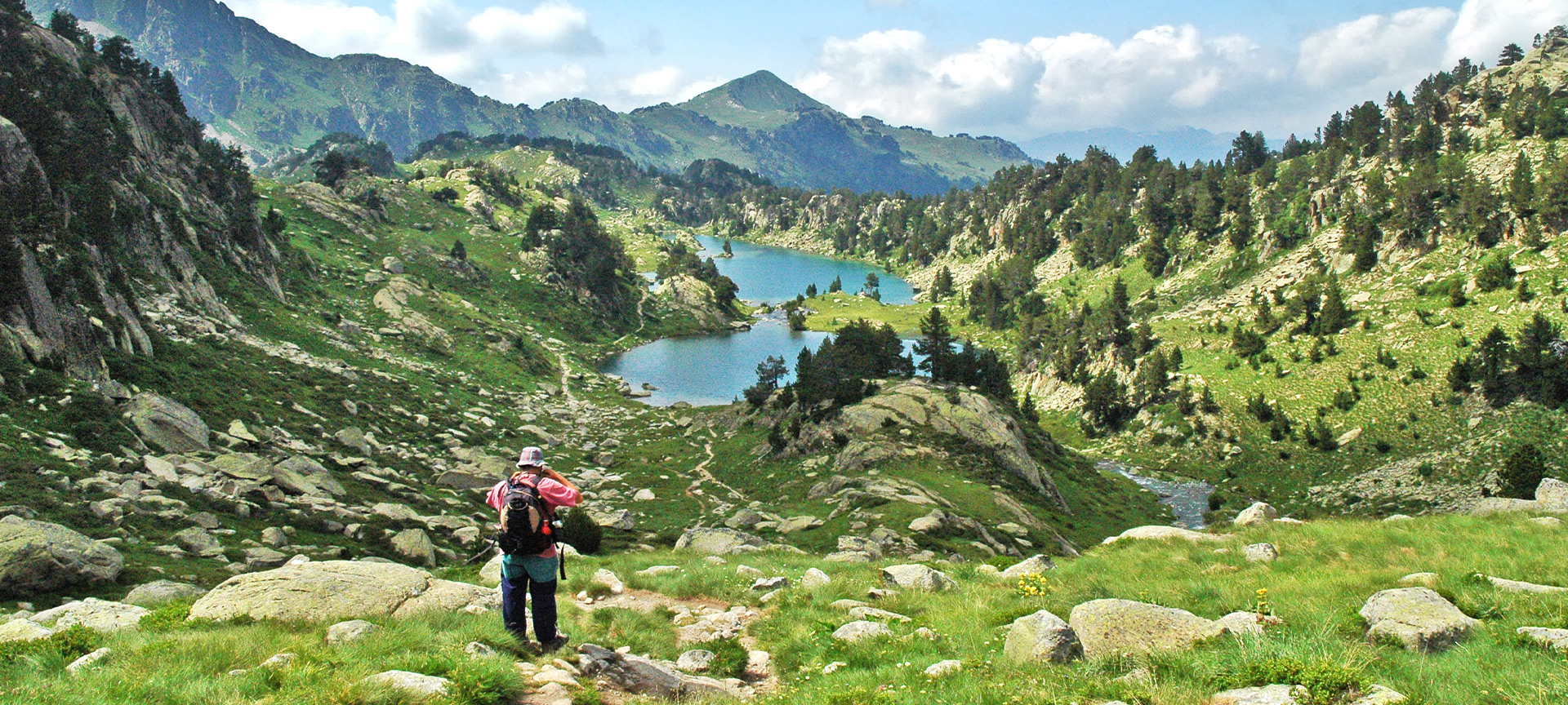 Excursionista observando el paisaje en el Parque Nacional de Aigüestortes, en Lleida.