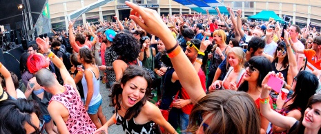 Gruppo di persone che ballano al festival Sónar di Barcellona, Catalogna Gruppo di persone che ballano al festival Sónar di Barcellona, Catalogna