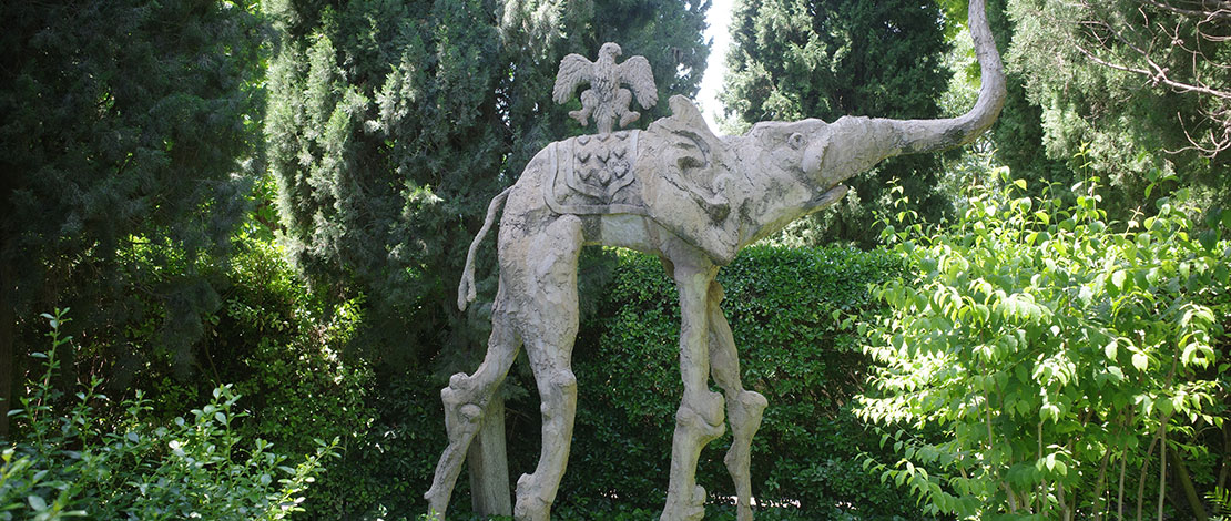 Scultura di elefante nel giardino del Castello Gala Dalí a Púbol