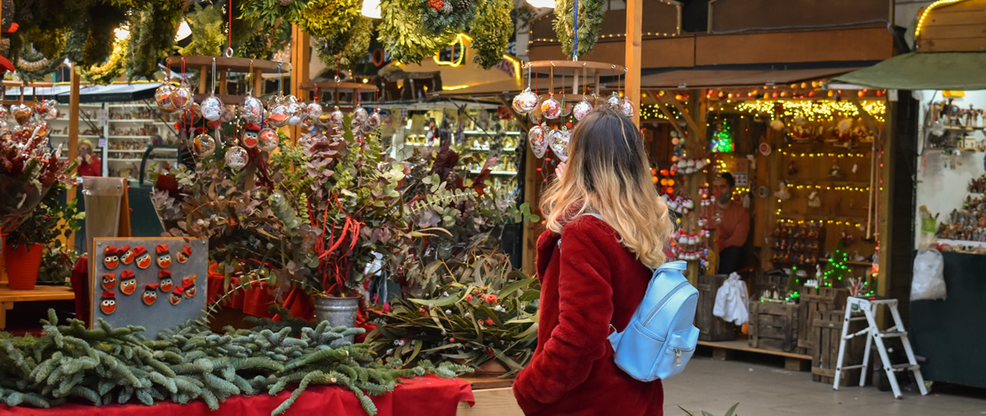 Femme faisant des achats au marché de Noël de Barcelone Femme faisant des achats au marché de Noël de Barcelone