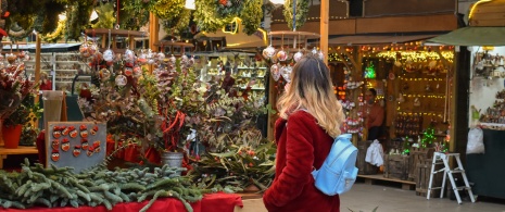 Femme faisant des achats au marché de Noël de Barcelone Femme faisant des achats au marché de Noël de Barcelone