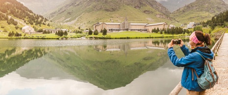 カタルーニャ州レリダ県にて、ピレネー山脈にあるヌリア渓谷で写真を撮る旅行者 カタルーニャ州レリダ県にて、ピレネー山脈にあるヌリア渓谷で写真を撮る旅行者