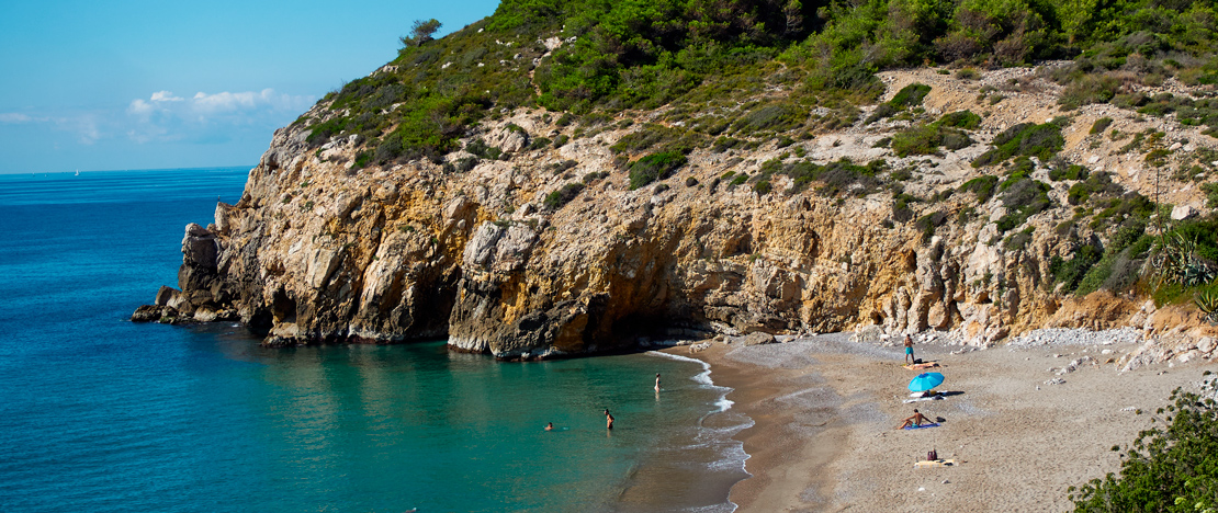 Playa del Muerto w Sitges w prowincji Barcelona, Katalonia Playa del Muerto w Sitges w prowincji Barcelona, Katalonia