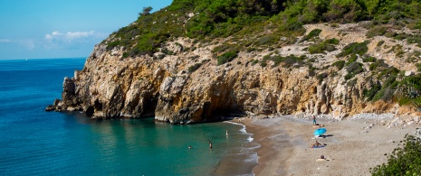 Playa del Muerto w Sitges w prowincji Barcelona, Katalonia Playa del Muerto w Sitges w prowincji Barcelona, Katalonia
