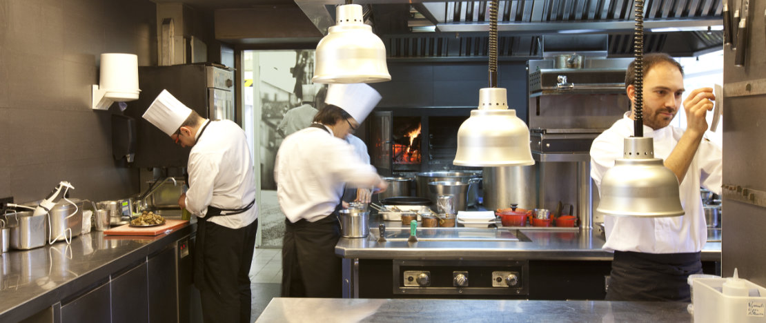 Détail de la cuisine d’El Celler de Can Roca dans la province de Gérone, Catalogne Détail de la cuisine d’El Celler de Can Roca dans la province de Gérone, Catalogne