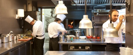 Détail de la cuisine d’El Celler de Can Roca dans la province de Gérone, Catalogne Détail de la cuisine d’El Celler de Can Roca dans la province de Gérone, Catalogne