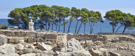 Vue de l’Esculape dans le site archéologique d’Empúries à L’Escala, province de Gérone Vue de l’Esculape dans le site archéologique d’Empúries à L’Escala, province de Gérone