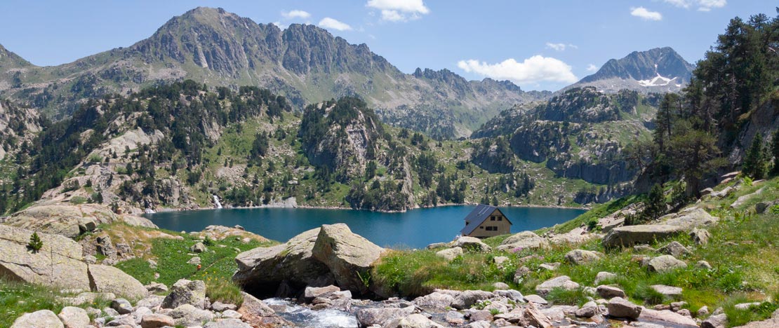 Veduta del lago Mayor e del rifugio di Colomers a Lleida, Catalogna