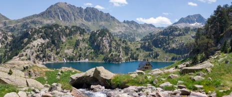 Veduta del lago Mayor e del rifugio di Colomers a Lleida, Catalogna Veduta del lago Mayor e del rifugio di Colomers a Lleida, Catalogna