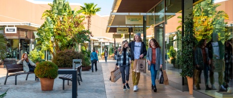 Jugendliche beim Shoppen in The Style Outlets von Viladecans in Barcelona, Katalonien Jugendliche beim Shoppen in The Style Outlets von Viladecans in Barcelona, Katalonien
