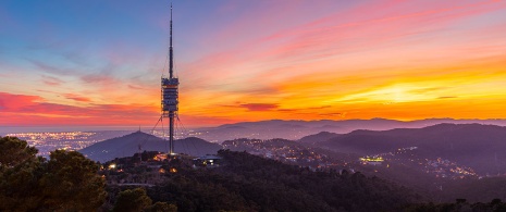 Vedute di Barcellona dal belvedere situato nei pressi della torre Collserola, Barcellona Vedute di Barcellona dal belvedere situato nei pressi della torre Collserola, Barcellona