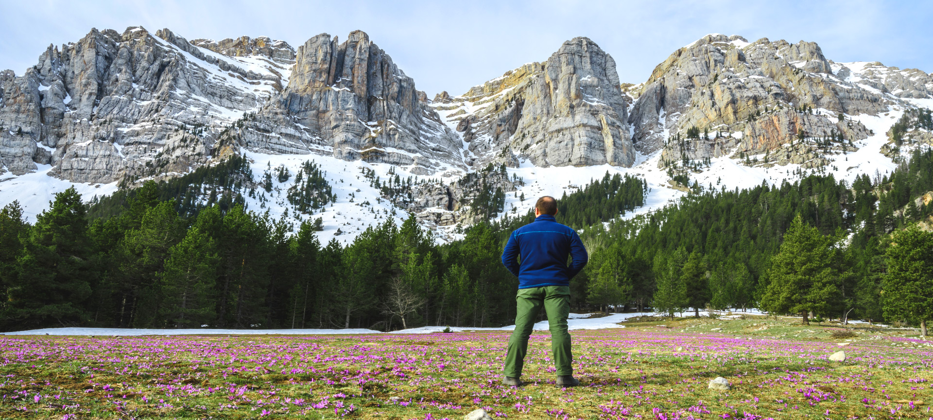 Turista contemplando las hermosas montañas con nieve en la temporada de primavera, Prat de Cadi, Cataluña