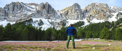 Turista contemplando las hermosas montañas con nieve en la temporada de primavera, Prat de Cadi, Cataluña Turista contemplando las hermosas montañas con nieve en la temporada de primavera, Prat de Cadi, Cataluña