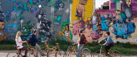 Turistas durante un tour de street art en bicicleta ecológica de Barcelona, Cataluña Turistas durante un tour de street art en bicicleta ecológica de Barcelona, Cataluña