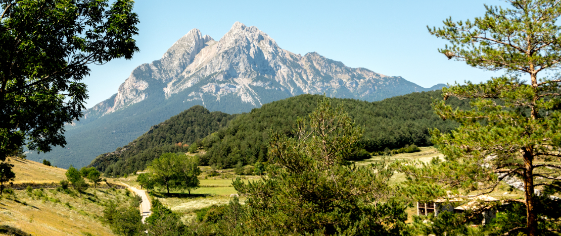 カタルーニャ州バルセロナのカディ‐モイシャロー山地自然公園にあるペドラフォルカの山並み