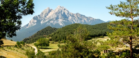 カタルーニャ州バルセロナのカディ‐モイシャロー山地自然公園にあるペドラフォルカの山並み カタルーニャ州バルセロナのカディ‐モイシャロー山地自然公園にあるペドラフォルカの山並み