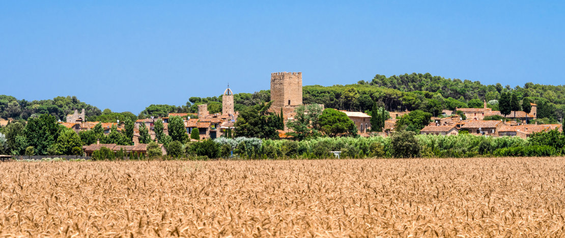 Vue du village médiéval de Peretallada dans la province de Gérone, Catalogne Vue du village médiéval de Peretallada dans la province de Gérone, Catalogne