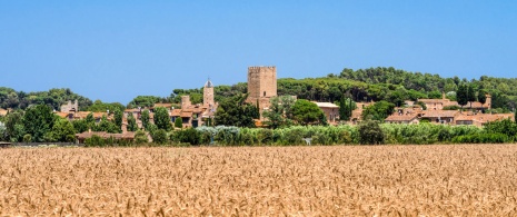 Vue du village médiéval de Peretallada dans la province de Gérone, Catalogne Vue du village médiéval de Peretallada dans la province de Gérone, Catalogne