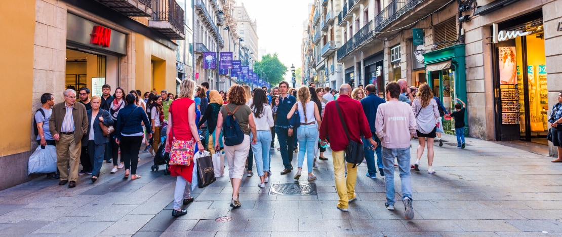 Turistas en la calle Portal de l'Àngel de Barcelona, Cataluña Turistas en la calle Portal de l'Àngel de Barcelona, Cataluña