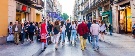 Turistas en la calle Portal de l'Àngel de Barcelona, Cataluña Turistas en la calle Portal de l'Àngel de Barcelona, Cataluña