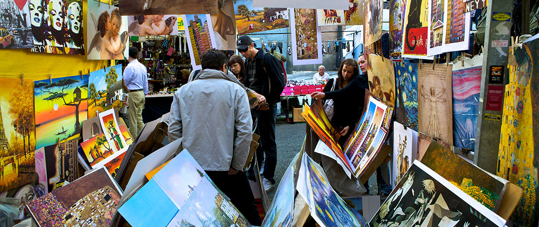 Stand auf dem Flohmarkt El Rastro in Madrid Stand auf dem Flohmarkt El Rastro in Madrid