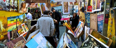 Stand auf dem Flohmarkt El Rastro in Madrid Stand auf dem Flohmarkt El Rastro in Madrid